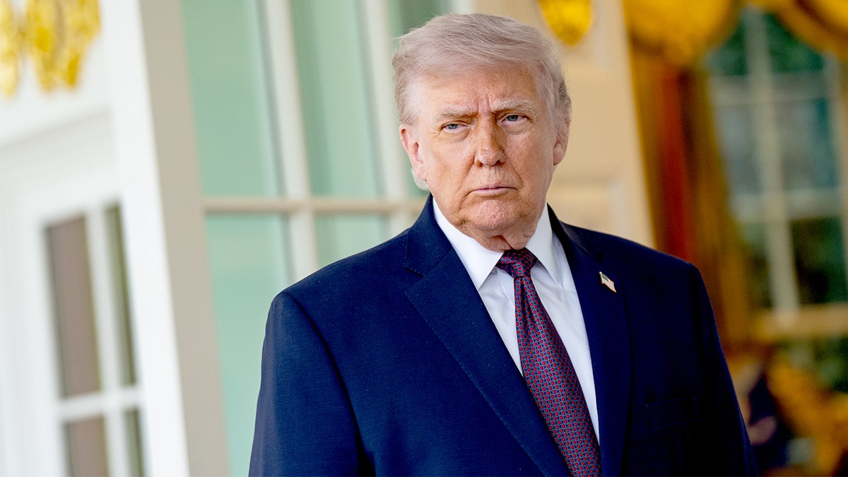 Trump Holds Rare Cabinet Meeting at Camp David Amid Critical Iran Talks