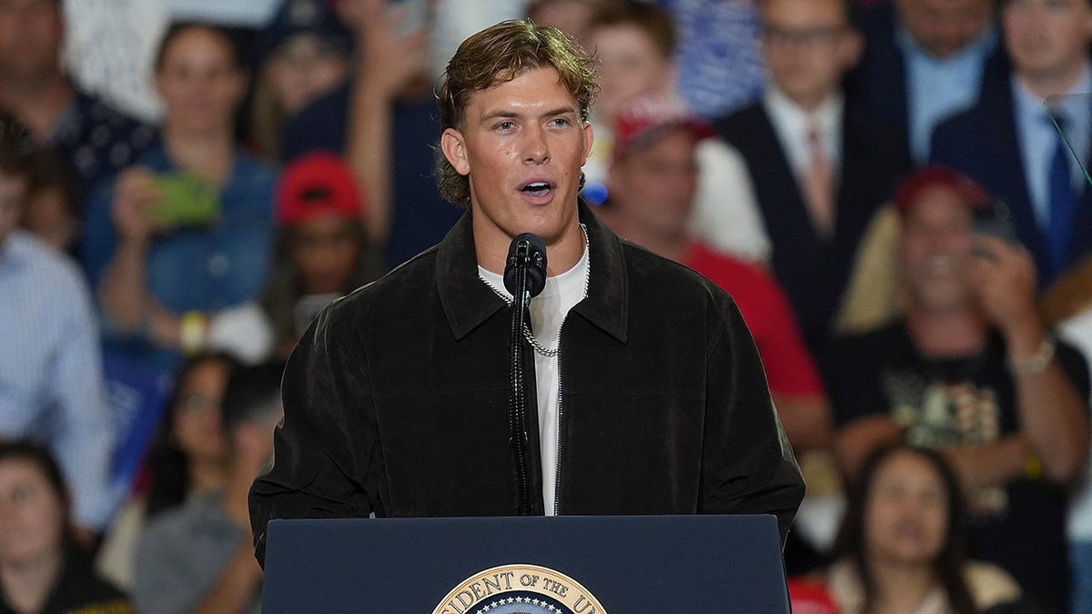 Controversy Surrounds Giants’ Jaxson Dart Over Trump Introduction