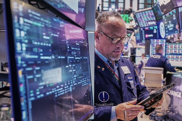 Wall Street Closes Month with Market Gains