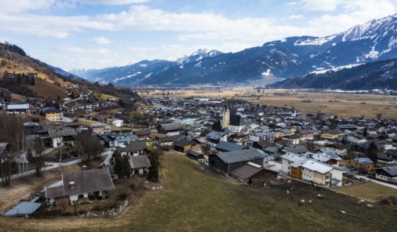 Paraglider Survives Midair Collision with Plane in Austrian Alps