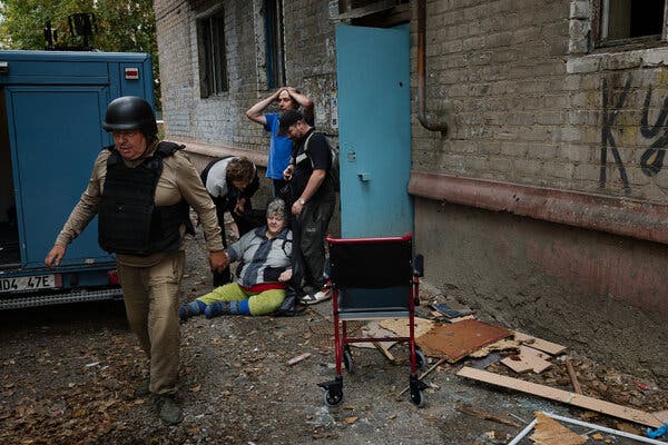 Evacuation Efforts in War-Torn Kostiantynivka