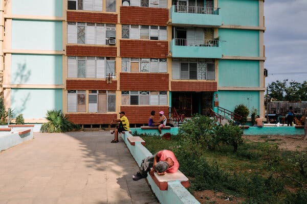 Cuban Energy Crisis Forces Residents to Use Charcoal and Wood