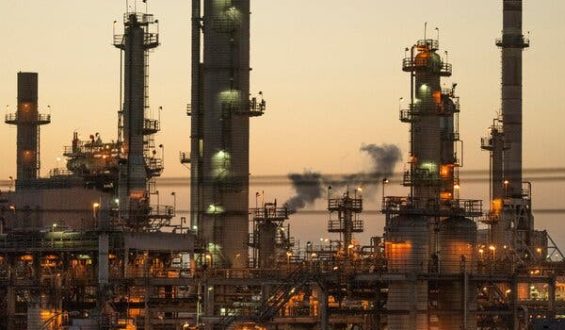 Oil Prices Surge Amid Concerns Over Strait of Hormuz Crisis