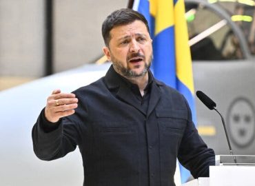 Zelensky Offers Peace Talks in Open Letter to Putin Amid Recent Strikes