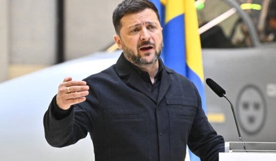 Zelensky Offers Peace Talks in Open Letter to Putin Amid Recent Strikes