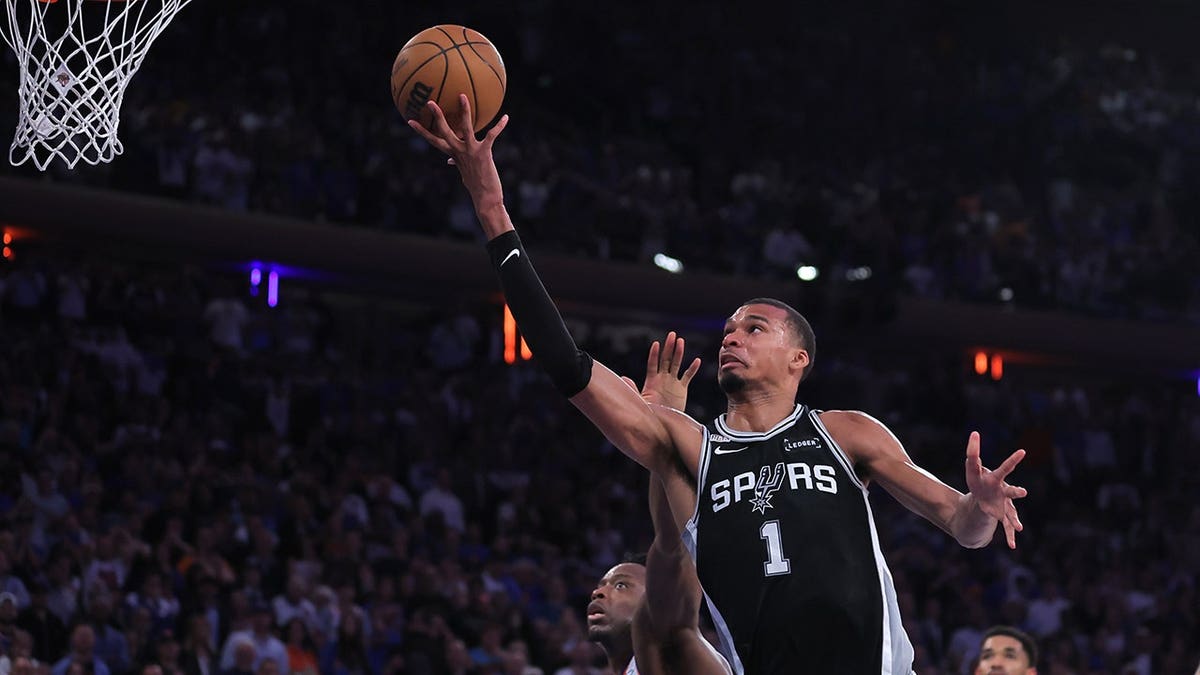 Knicks Achieve Historic Comeback Against Spurs in NBA Finals