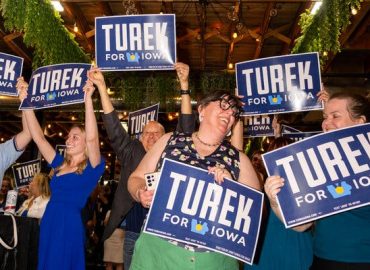 Political Shift in Iowa Amid Economic Struggles