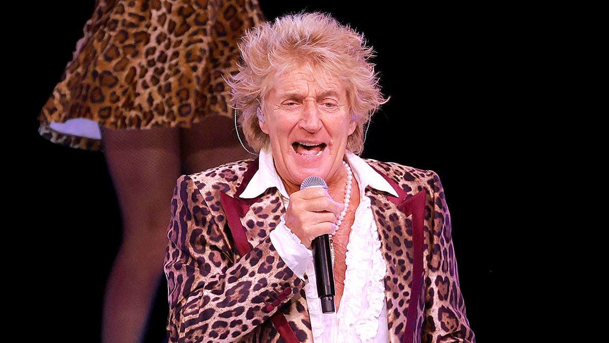 Rod Stewart Faces Health Challenges but Continues to Perform