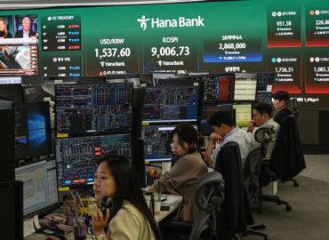 Global Stock Markets Witness Steep Declines Amid Tech Sell-Off
