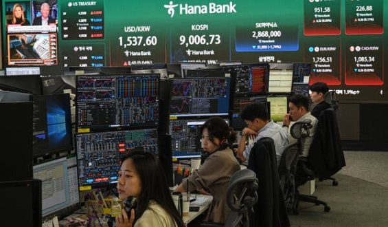Global Stock Markets Witness Steep Declines Amid Tech Sell-Off