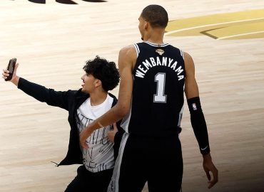 Fan Rushes Court for Selfie During Spurs-Knicks NBA Finals Game 1