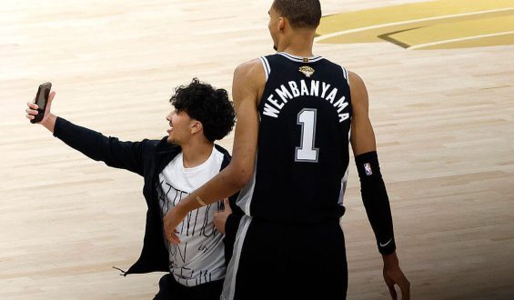 Fan Rushes Court for Selfie During Spurs-Knicks NBA Finals Game 1
