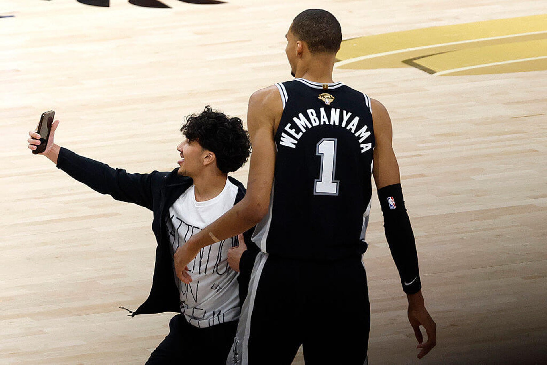 Fan Rushes Court for Selfie During Spurs-Knicks NBA Finals Game 1