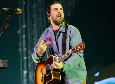 Noah Kahan Addresses Bathroom Etiquette at Concerts