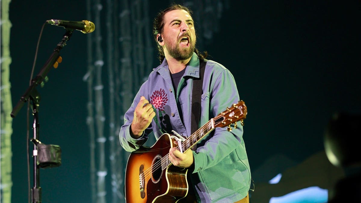 Noah Kahan Addresses Bathroom Etiquette at Concerts