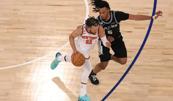 Knicks’ Playoff Winning Streak Ends as Spurs Secure Game 3 Victory