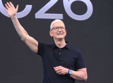 Apple Integrates AI with New Siri Update Amid CEO Transition