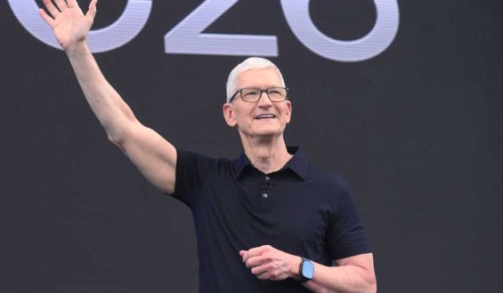 Apple Integrates AI with New Siri Update Amid CEO Transition