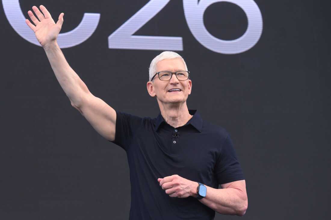 Apple Integrates AI with New Siri Update Amid CEO Transition