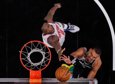 New York Knicks Extend Winning Streak with Game 1 Victory Against the Spurs