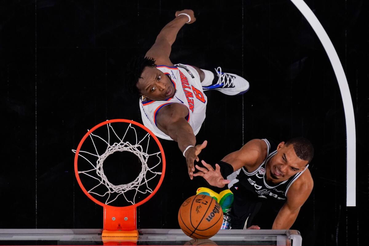 New York Knicks Extend Winning Streak with Game 1 Victory Against the Spurs