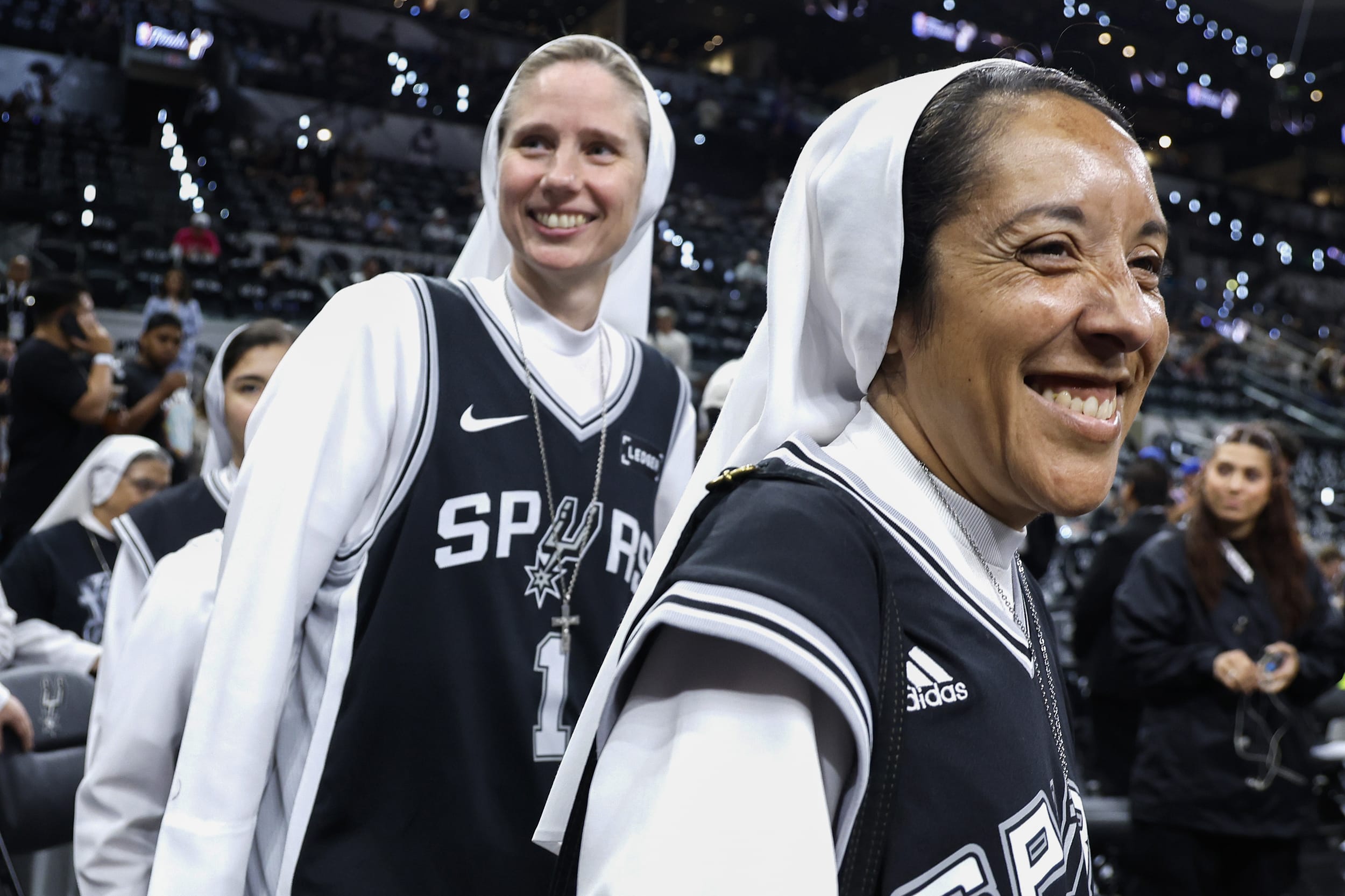 Knicks Hold Lead as Spurs Face Crucial Fourth Quarter