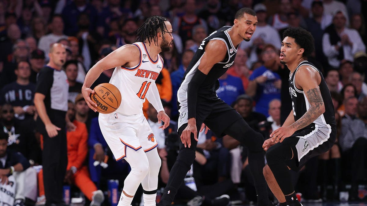Physical Play Defines Game 3 Between Spurs and Knicks