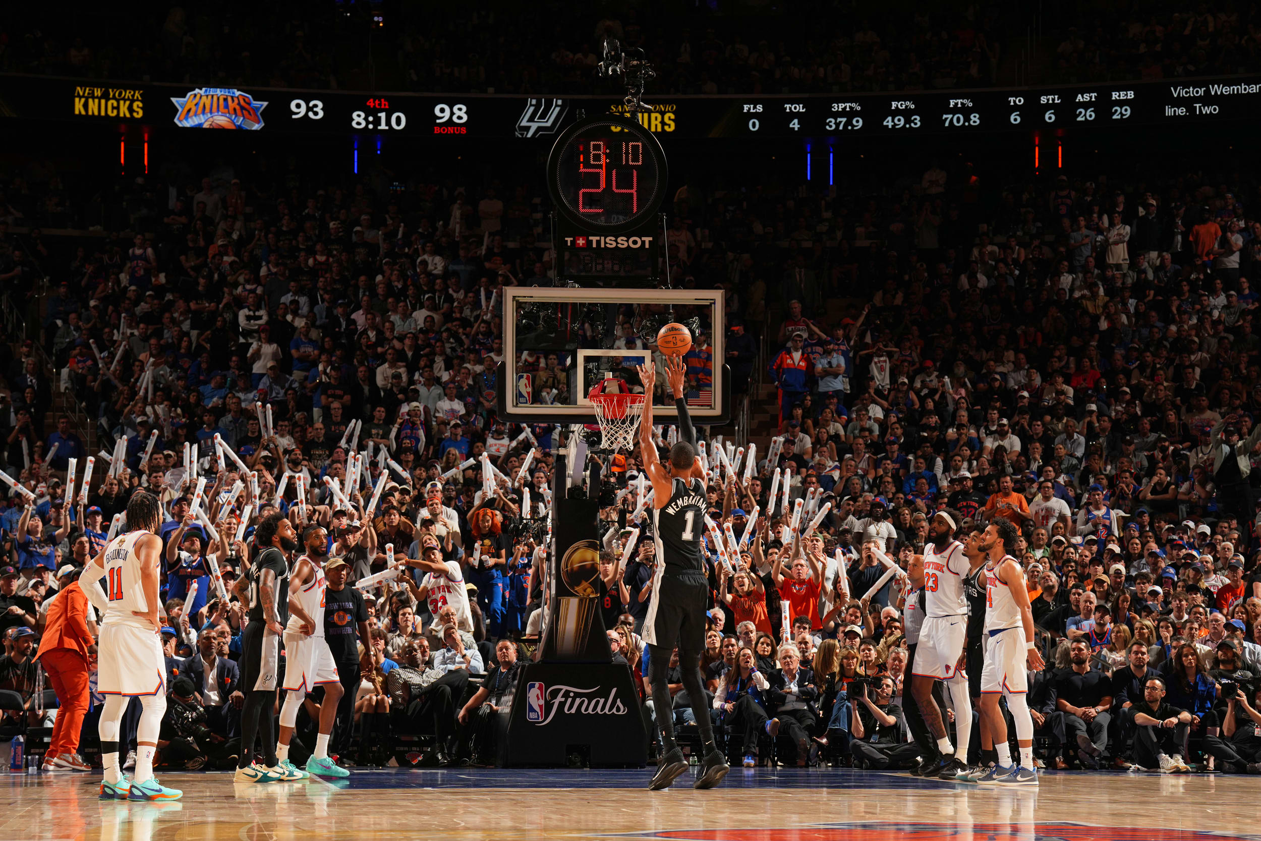 Spurs Win Game 3 Against Knicks Amid High-Profile Audience and Tense Atmosphere