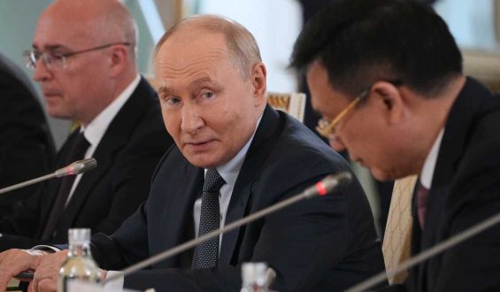 Putin Addresses Air Defense and Ukraine Conflict at Economic Forum