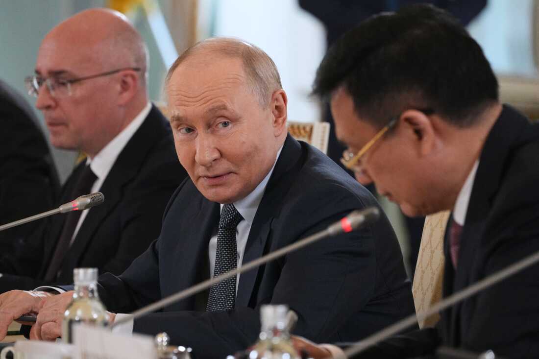 Putin Addresses Air Defense and Ukraine Conflict at Economic Forum