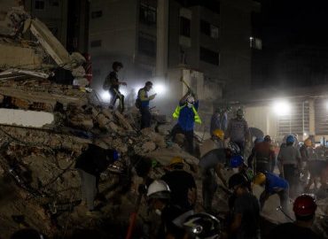 Community Rescue Efforts in Caracas After Earthquakes