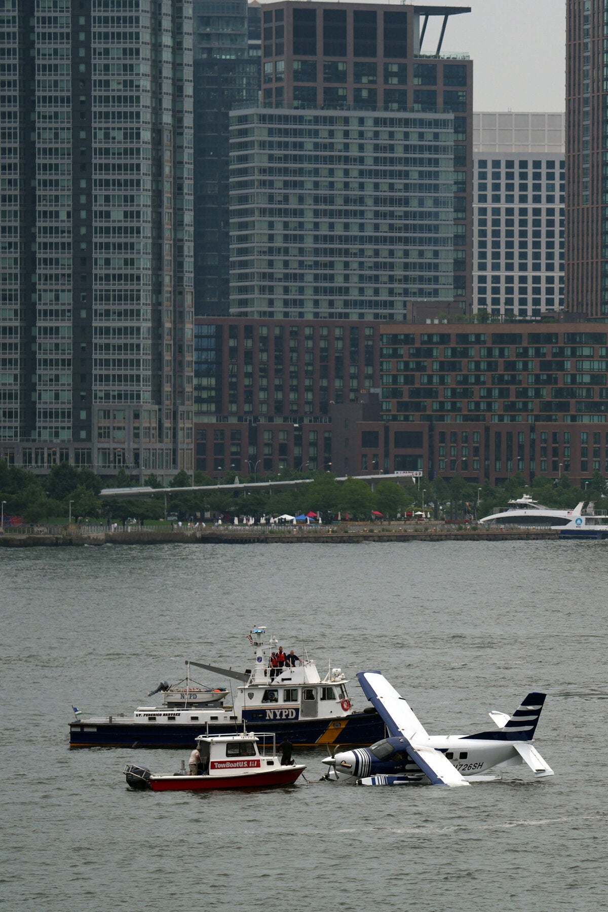 Seaplane Crash in East River: All Passengers Rescued