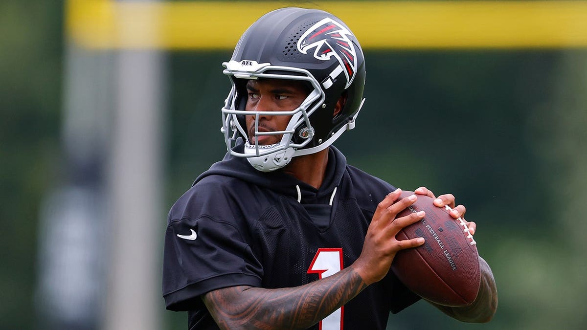 Atlanta Falcons Face Early Quarterback Challenges in NFL Training Camp