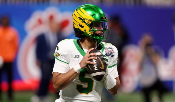 Oregon Ducks’ Unique Huddle Dynamics Ahead of 2026 Season