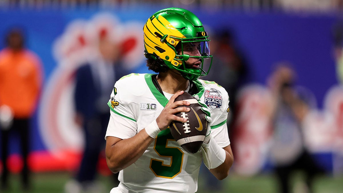 Oregon Ducks’ Unique Huddle Dynamics Ahead of 2026 Season