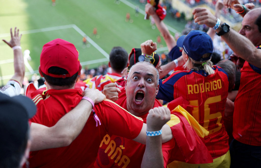 Spain Secures World Cup Victory Over Argentina with Torres’ Late Goal