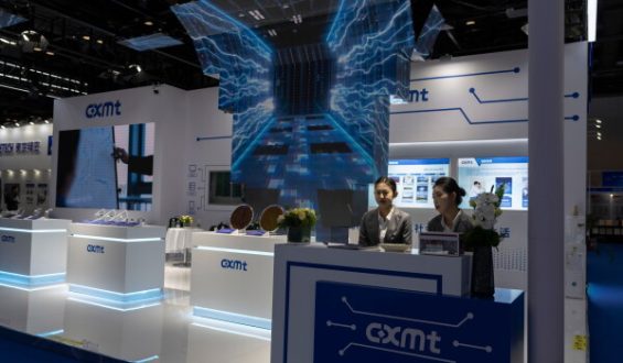 Kospi Index Falls Sharply Amidst Chipmaking Stock Turmoil