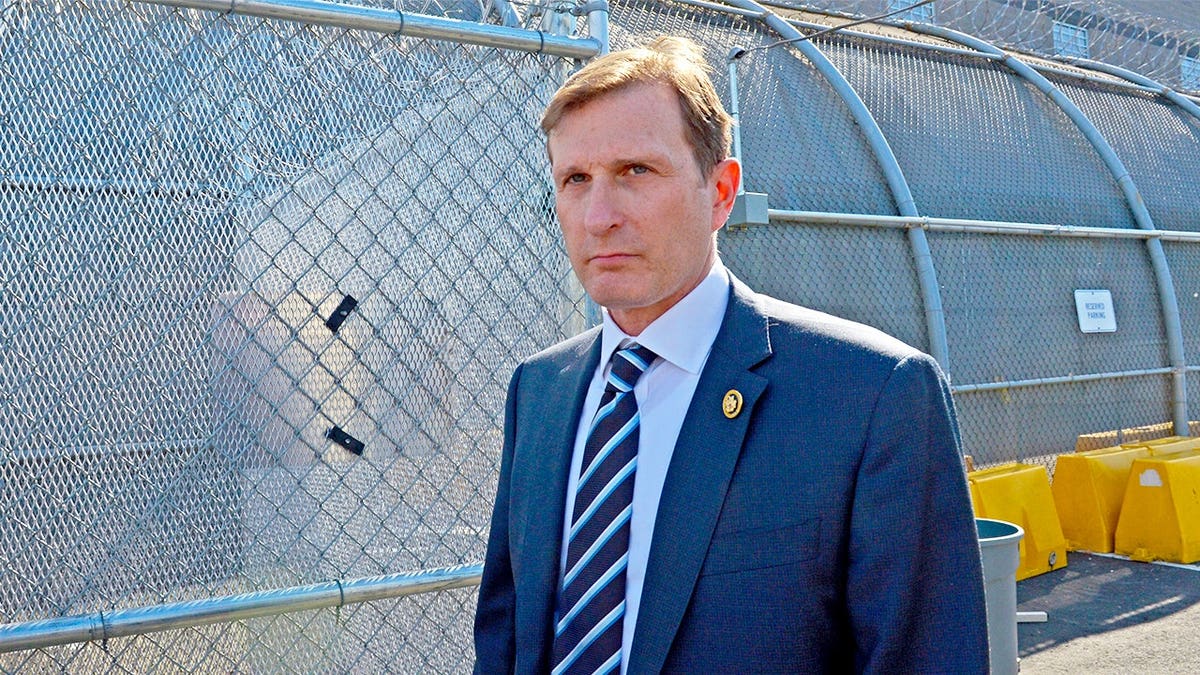 Debate Over Sanctuary Jurisdictions and Immigrant Detainment