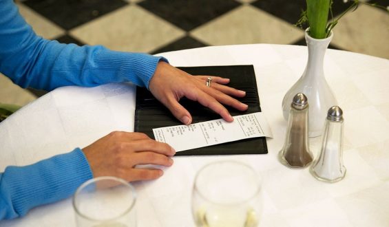 Florida Law Requires Restaurants to Disclose Mandatory Fees