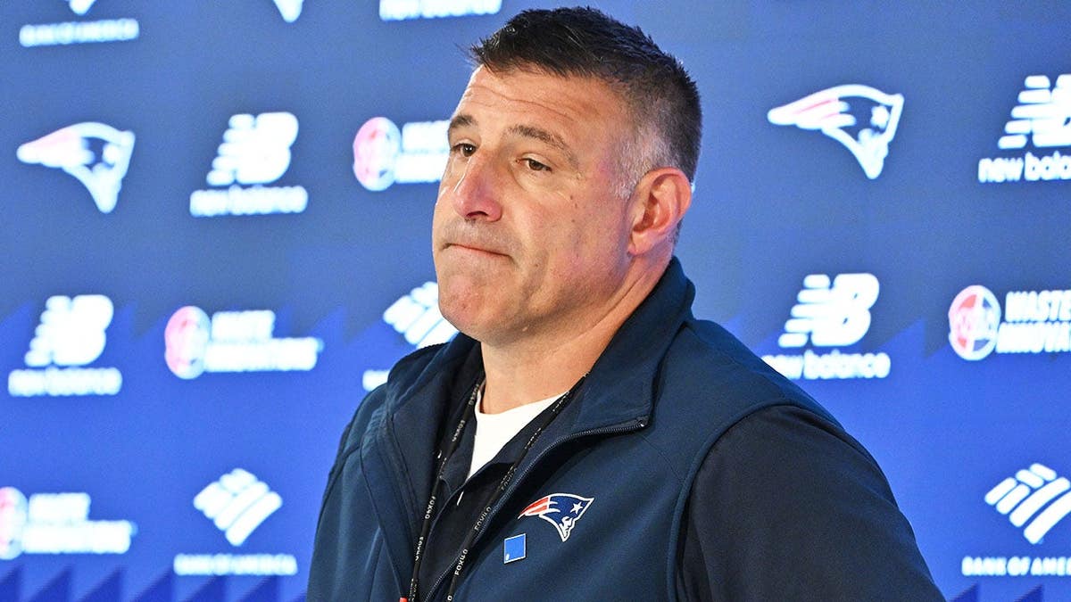 Mike Vrabel Navigates Press Conference with Unique Strategy