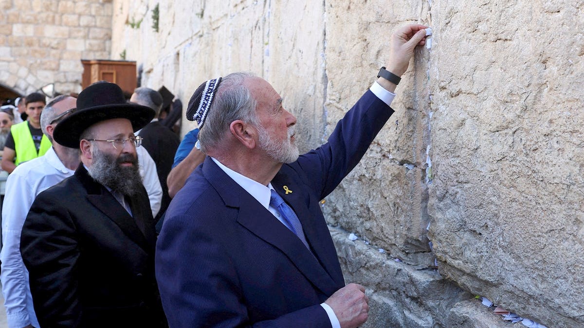 Huckabee Warns Skepticism of U.S.-Israel Ties Fueled by Biblical Ignorance