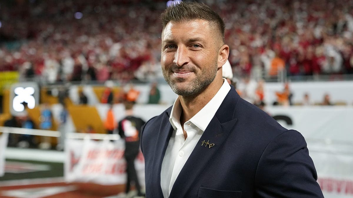 Tim Tebow’s Unique Fanatics Fest Autograph Experience: A Signed Alligator