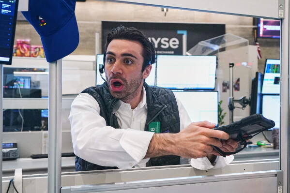 Stocks Mixed as Oil Prices Drop and Economic Data Looms