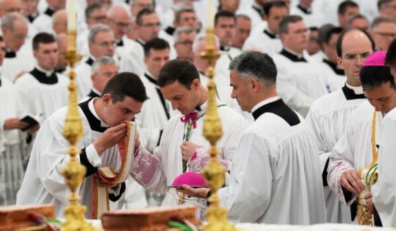 Traditionalist Catholic Group Defies Pope with Bishop Consecrations