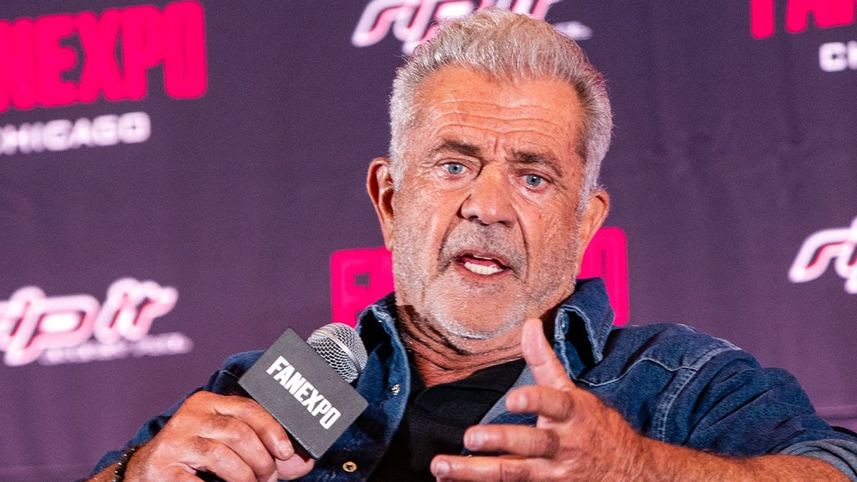 Mel Gibson Apologizes for Mocking ASL Interpreter at Fan Event