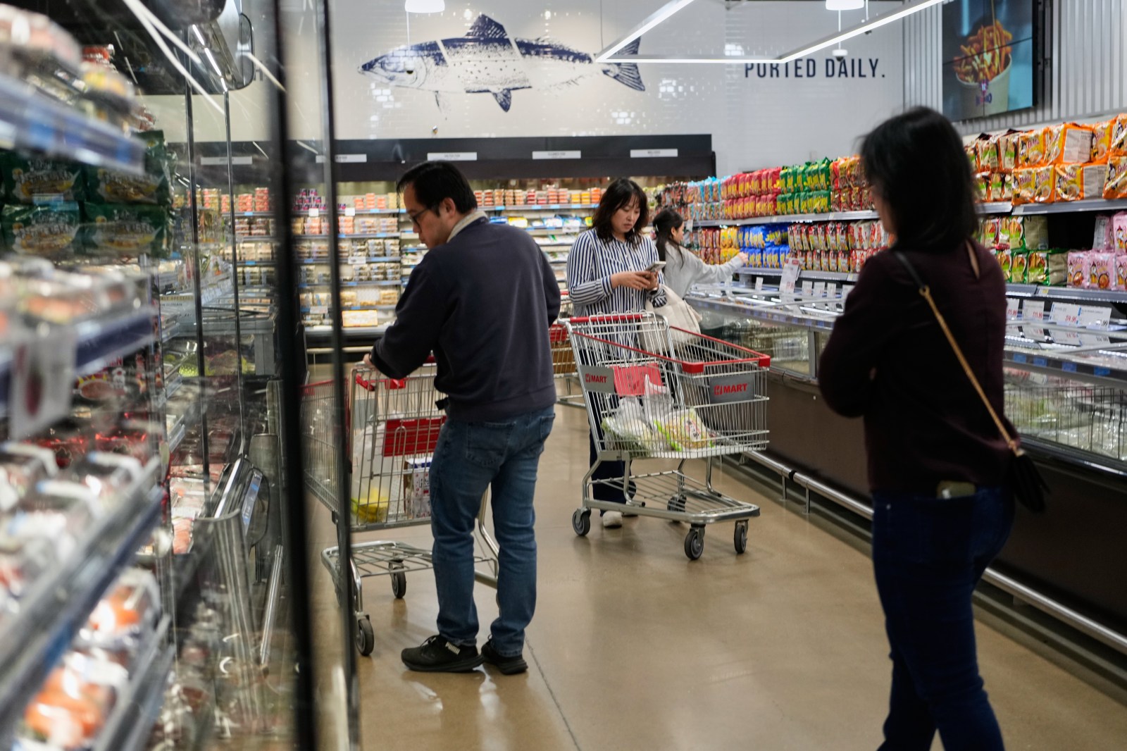 Impending U.S. Tariffs Pose Economic Challenges for Canada and Border States