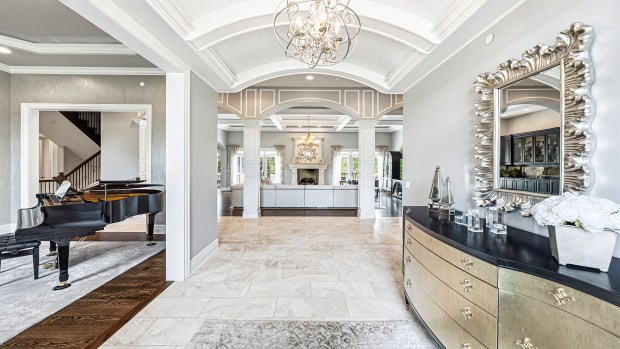 Luxurious Long Grove Home Offers Premium Features