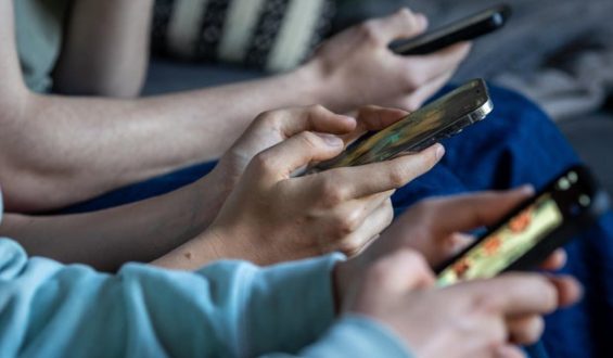 France Court Overturns Children’s Social Media Ban Proposal