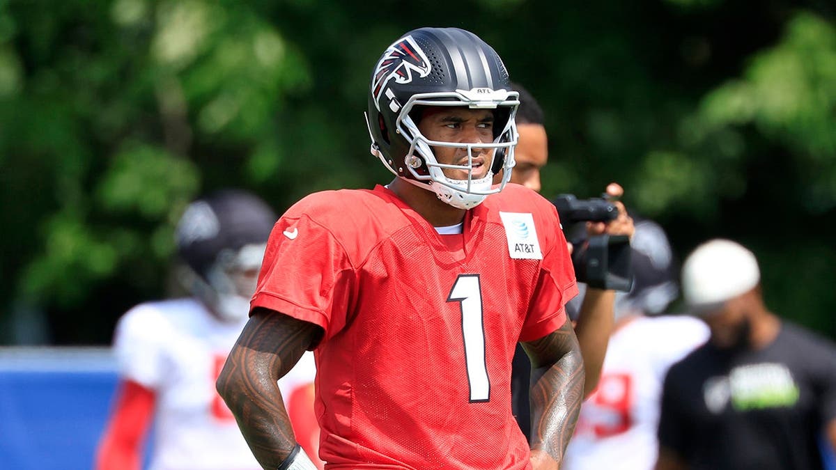 Tua Tagovailoa Faces Challenges as Falcons Contemplate Michael Penix Jr.’s Readiness