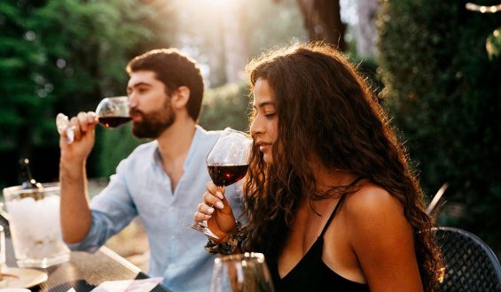 Sipping Water May Alter Your Wine Tasting Experience